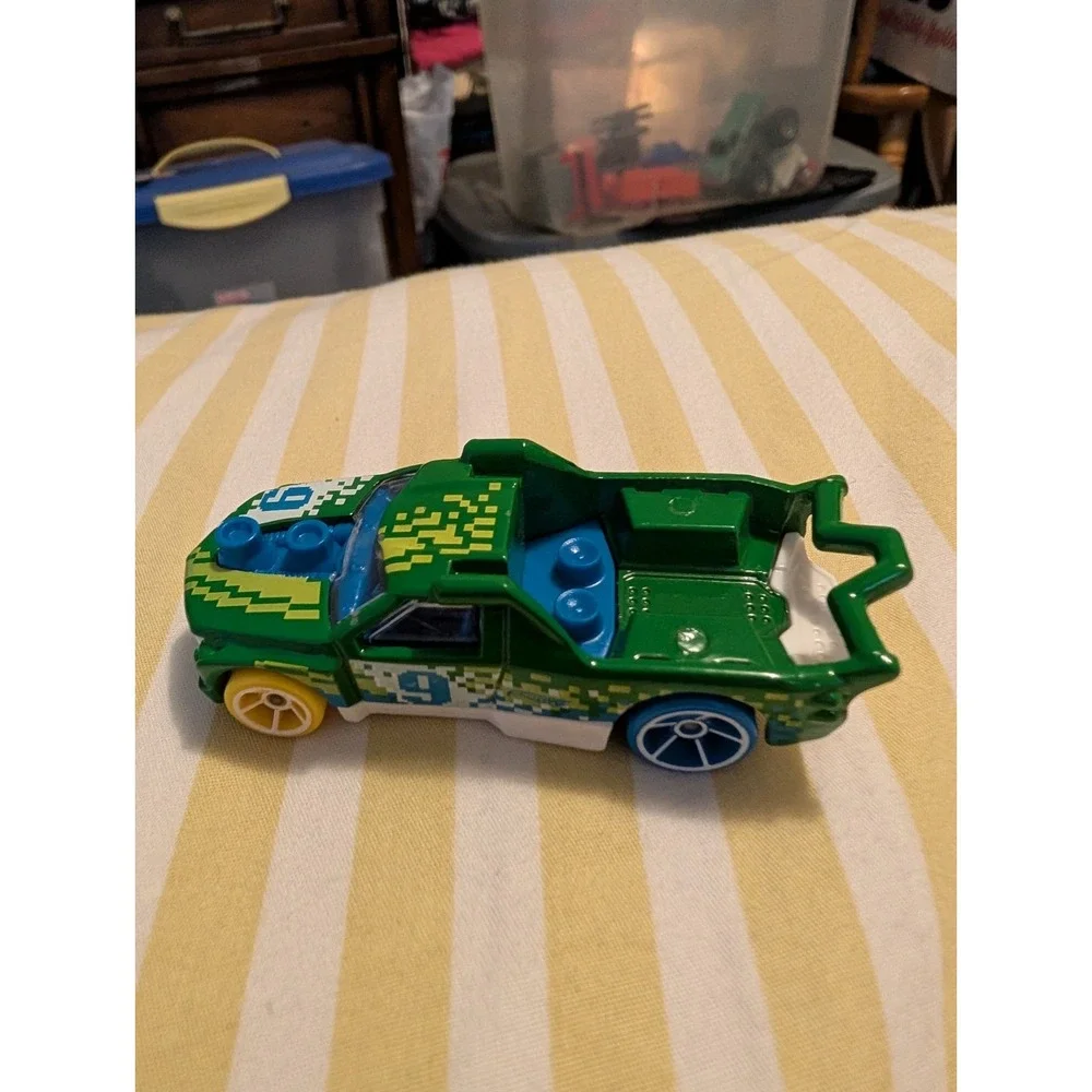 2012 Hot Wheels Fig Rig X1654 Green Multi Color Diecast Truck 1:64 Scale